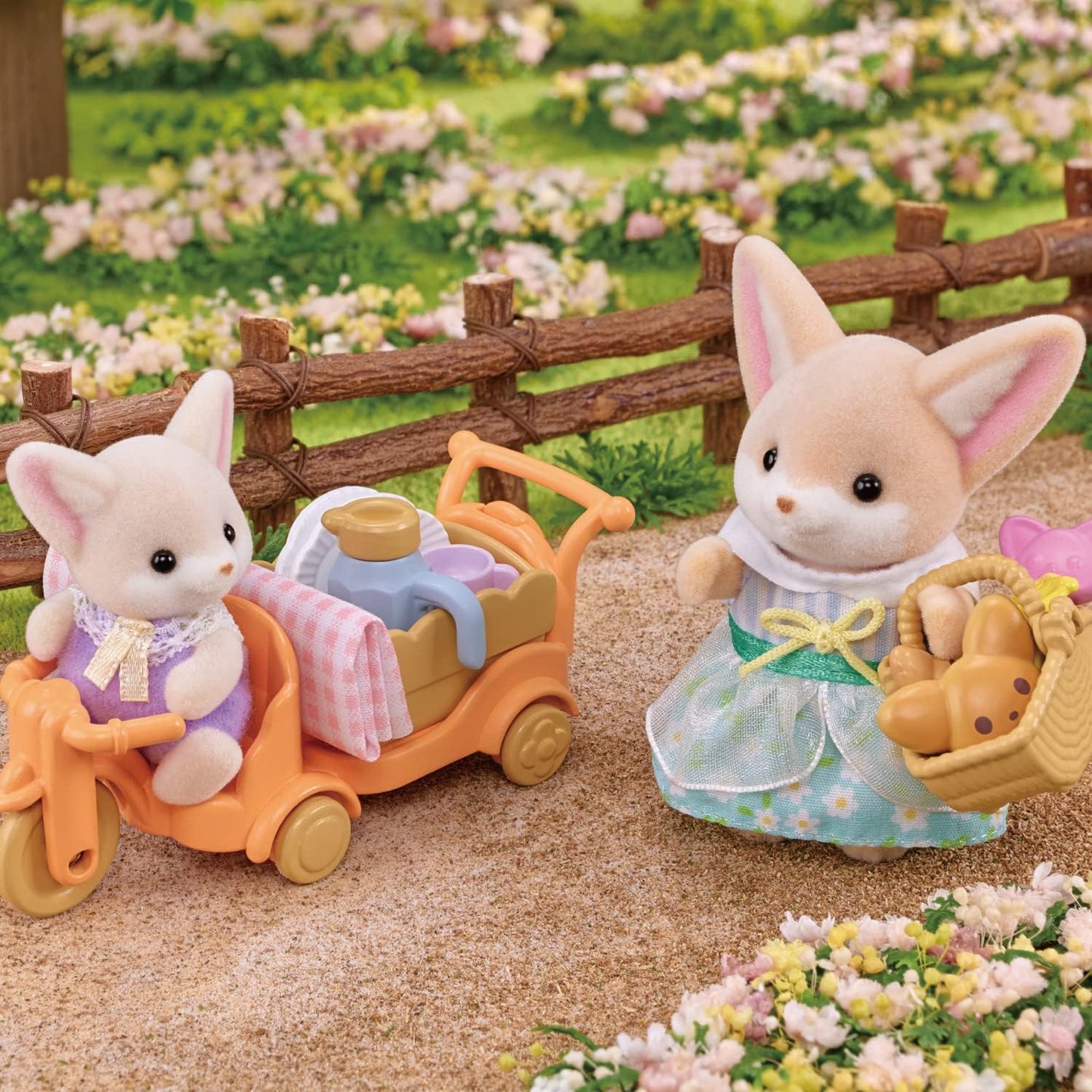 Calico Critters Sunny Picnic Set - Fennec Fox Sister & Baby, Doll Playset with Figures and Accessories