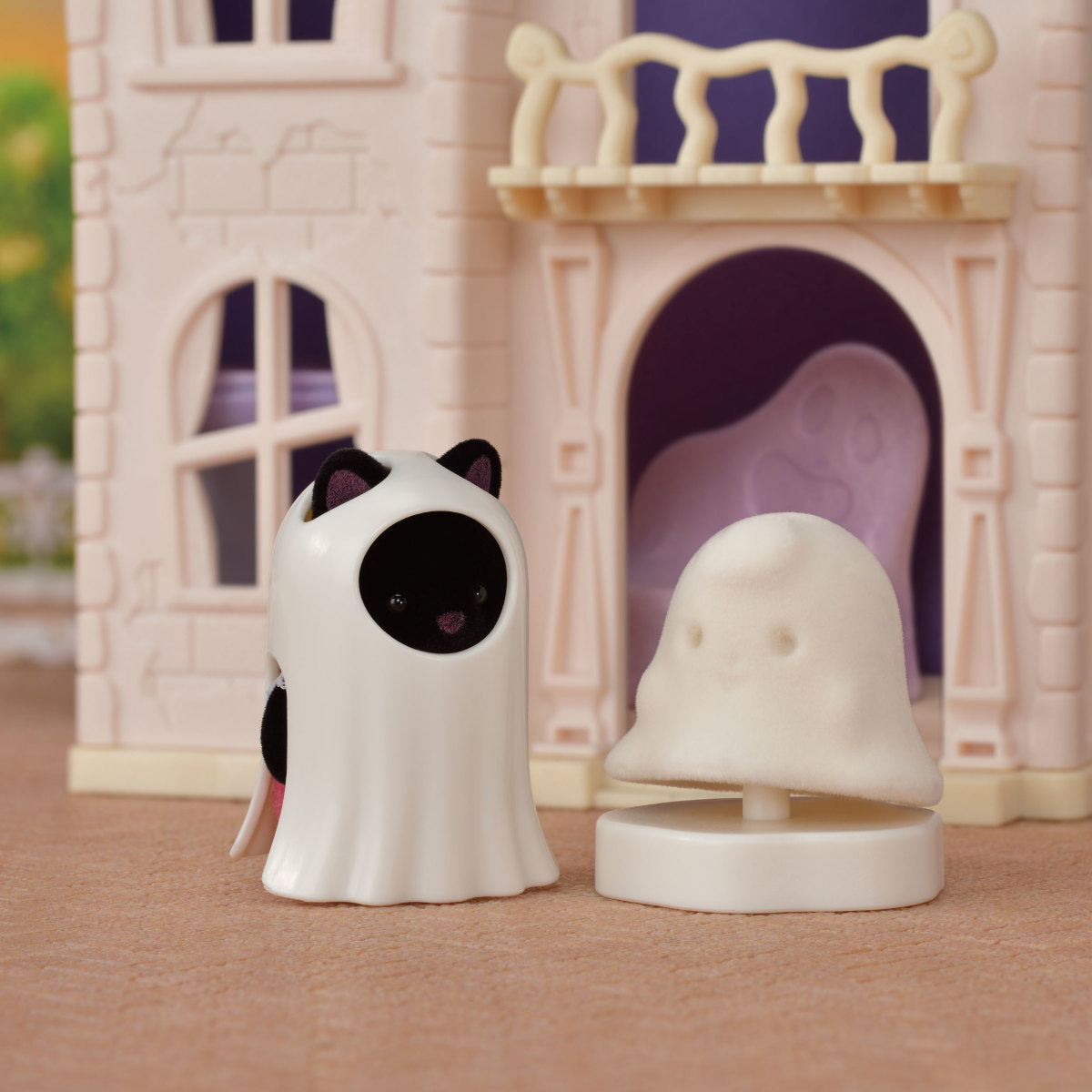 [Pre-Order] Calico Critters Spooky Surprise House, Dollhouse Playset with Collectible Doll Figure